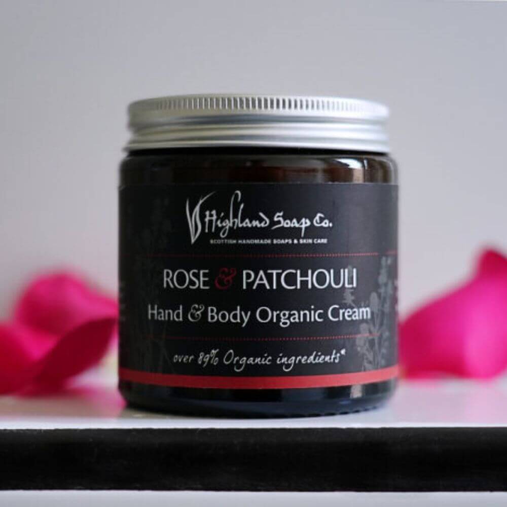 rose-patchouli-body-cream-met-rozenblaadjes-2 rose patchouli creme met rozenblaadjes highland soap company