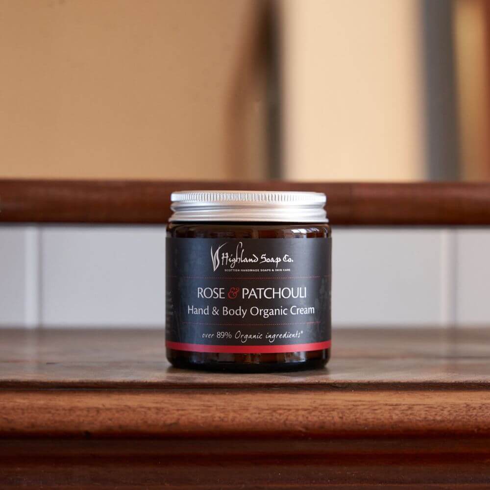 rose-patchouli-body-cream-op-tafel-2 rose patchouli body cream op tafel highland soap company