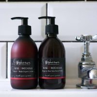 rose-patchouli-body-lotion-hand-wash-bijkraan-2 rose patchouli handzeep en lotion bij de kraan highland soap company