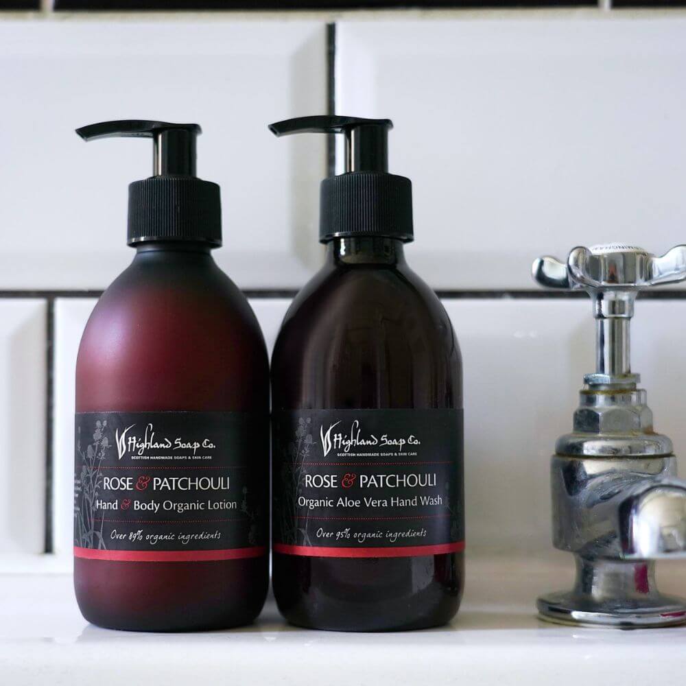rose-patchouli-body-lotion-hand-wash-bijkraan-2 rose patchouli handzeep en lotion bij de kraan highland soap company