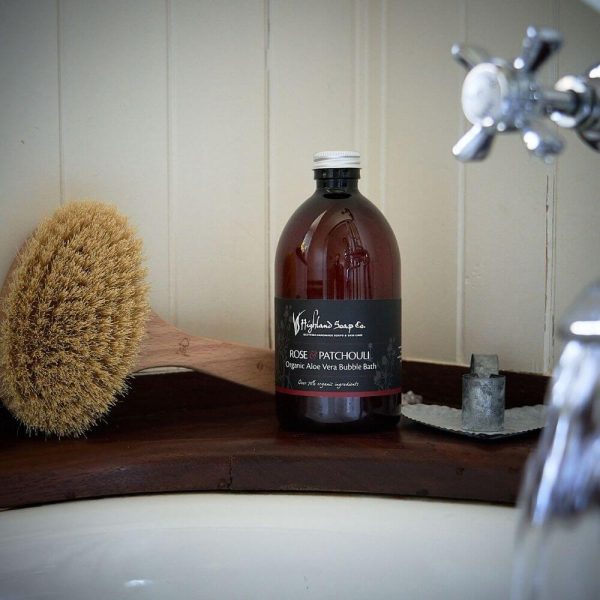 rose-patchouli-bubble-bath-naast-bad-2 rose patchouli badschuim naast bad highland soap company