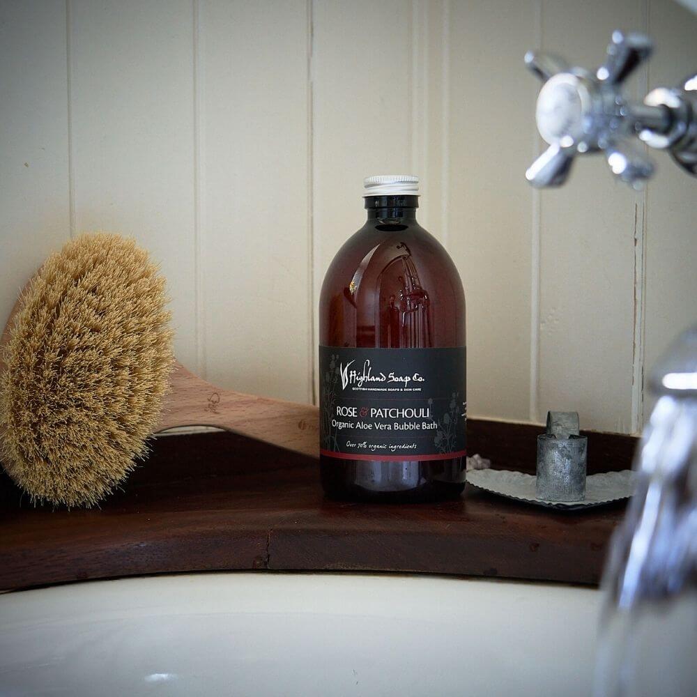 rose-patchouli-bubble-bath-naast-bad-2 rose patchouli badschuim naast bad highland soap company