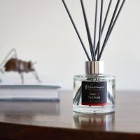 rose patchouli geurstokjes op tafel highland soap company