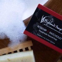 rose-patchouli-handmade-soap-met-bubbels-2 rose patchouli handgemaakte zeep met bubbels highland soap company