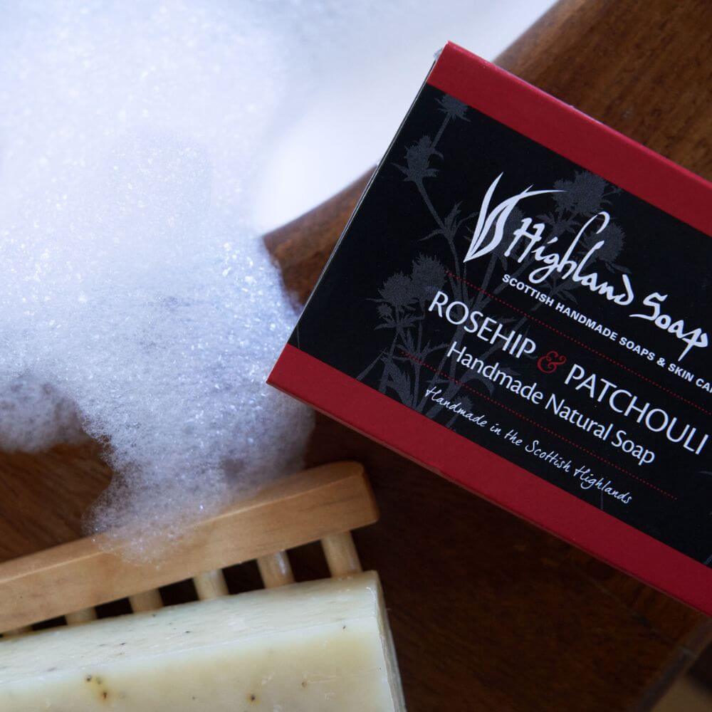 rose-patchouli-handmade-soap-met-bubbels-2 rose patchouli handgemaakte zeep met bubbels highland soap company