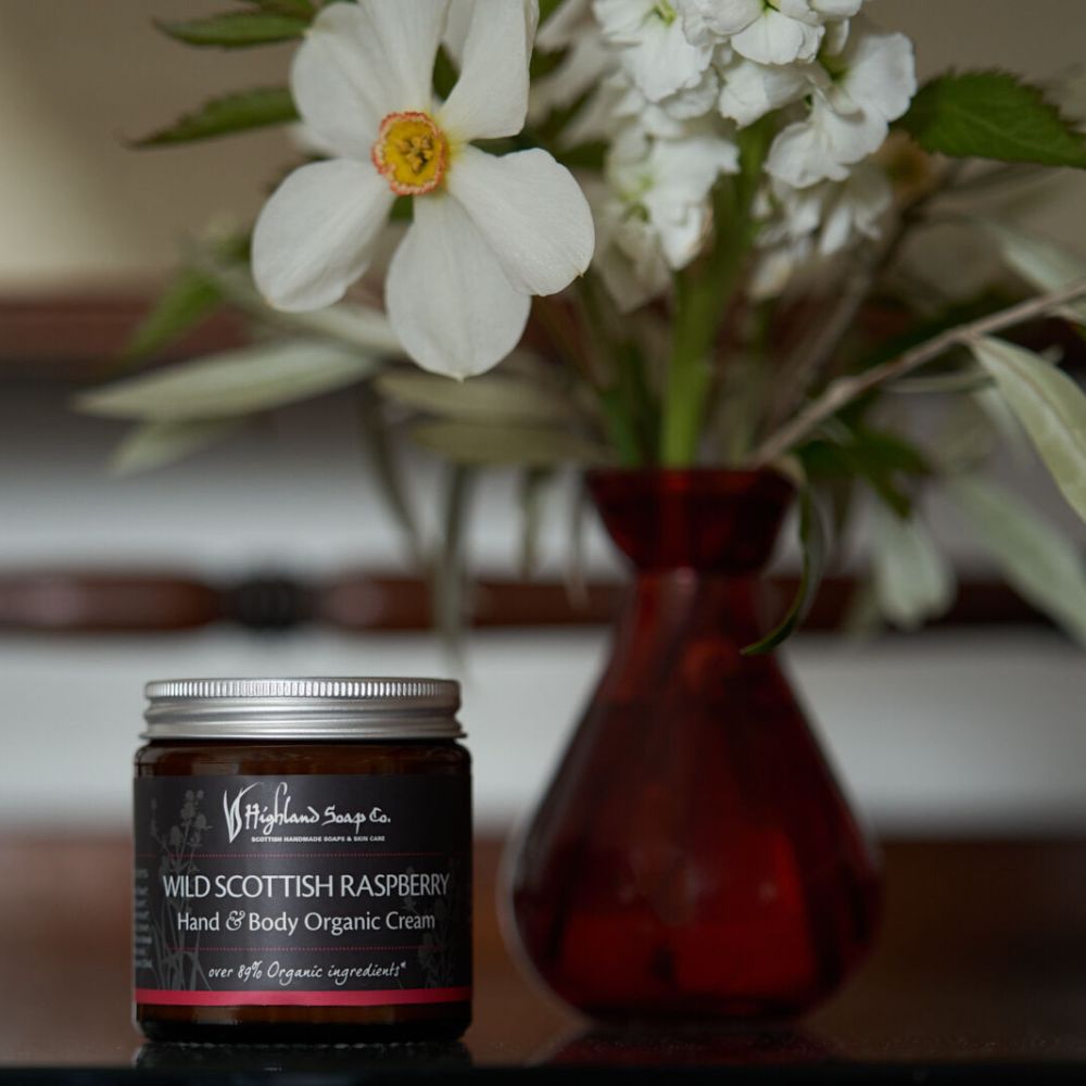 wild-scottish-raspberry-bodycream-met-vaas wild scottish raspberry bodycream met vaas highland soap company