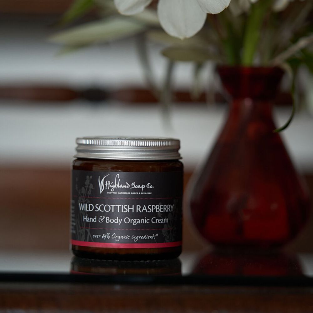 wild-scottish-raspberry-cream-met-bloemen wild scottish raspberry bodycream met bloemen highland soap company