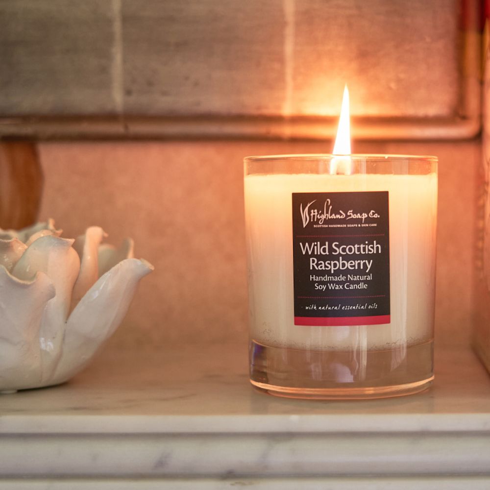 wild scottish raspberry geurkaars naast vaas highland soap company