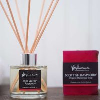 wild scottish raspberry geurstokjes en handzeep highland soap company