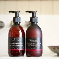 wild-scottish-raspberry-hand-was-en-lotion-bij-schaal wild scottish raspberry handzeep en lotion bij schaal highland soap company