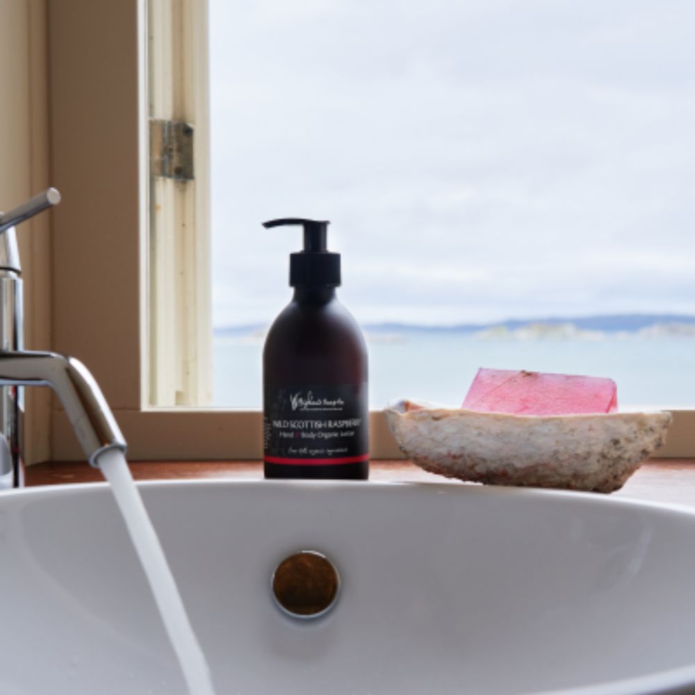 wild-scottish-raspberry-hand-wash-bij-kraan wild scottish raspberry handzeep bij kraan highland soap company