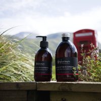 wild-scottish-raspberry-handwash-een-bubble-bath-fort-william wild scottish raspberry badschuim en handzeep fort william highland soap company