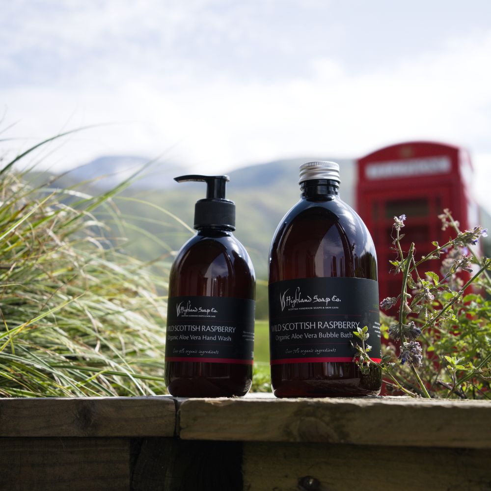 wild-scottish-raspberry-handwash-een-bubble-bath-fort-william wild scottish raspberry badschuim en handzeep fort william highland soap company
