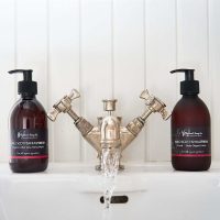 wild-scottish-raspberry-handwash-en-lotion-bij-kraan wild scottish raspberry handzeep en lotion bij kraan highland soap company