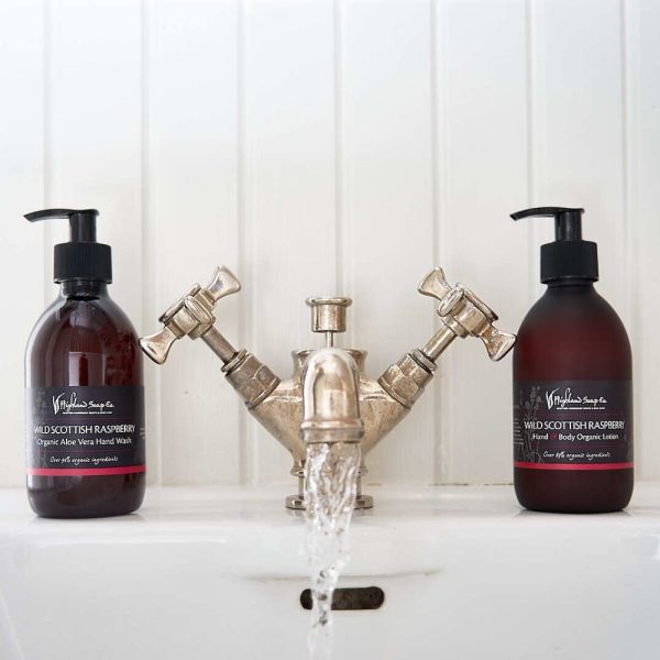 wild-scottish-raspberry-handwash-en-lotion-bij-kraan wild scottish raspberry handzeep en lotion bij kraan highland soap company
