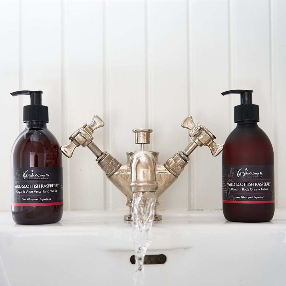 wild-scottish-raspberry-handwash-en-lotion-bij-kraan wild scottish raspberry handzeep en lotion bij kraan highland soap company