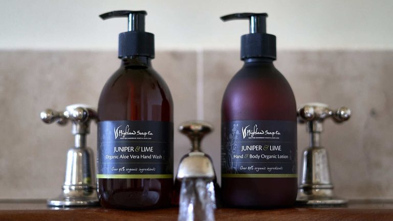 Juniper & Lime handzeep en hand & body lotion van The Highland Soap Company naast de kraan bij de wastafel