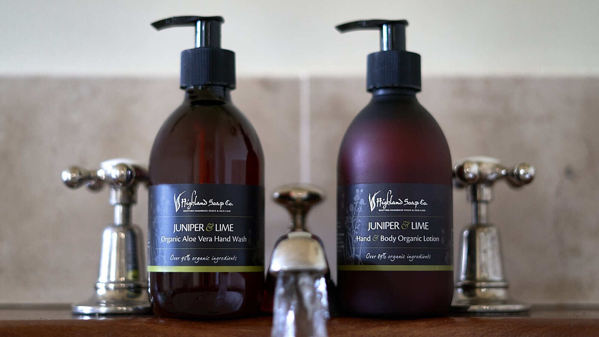 Juniper & Lime handzeep en hand & body lotion van The Highland Soap Company naast de kraan bij de wastafel