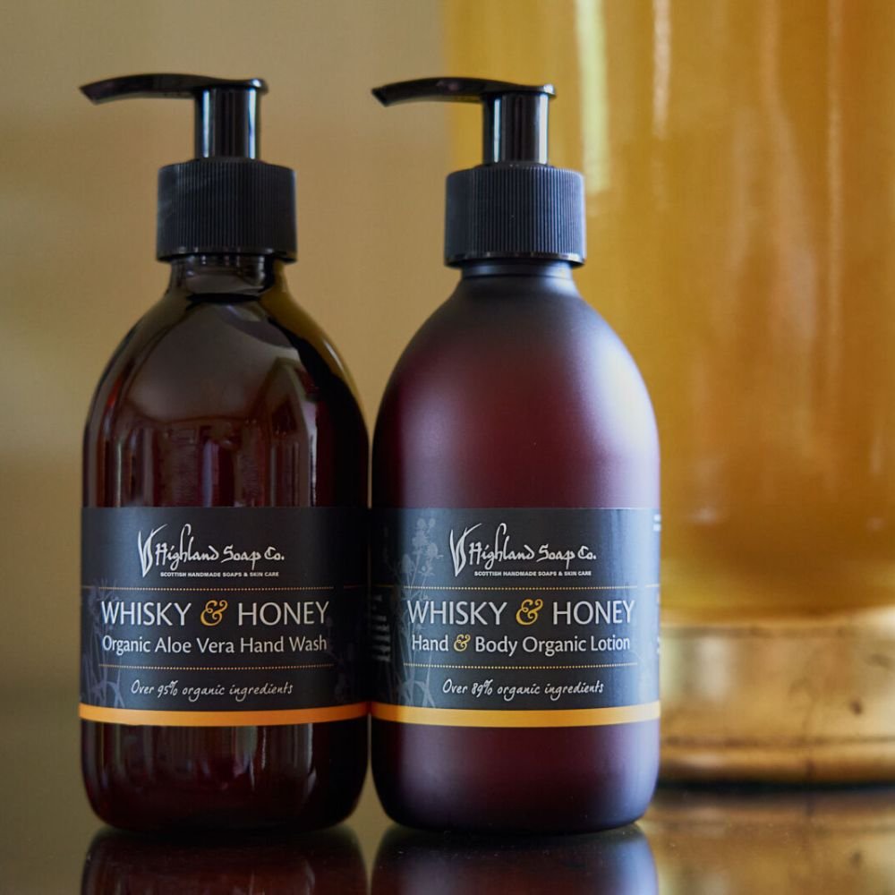 Whisky & Honey handzeep en hand & body lotion van The Highland Soap Company naast elkaar