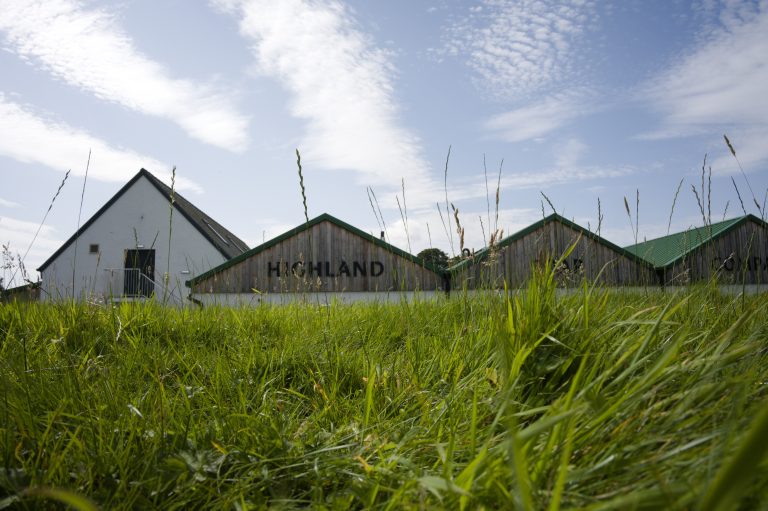 Het gebouw van The Highland Soap Company in Fort William, gezien vanuit het hoge gras