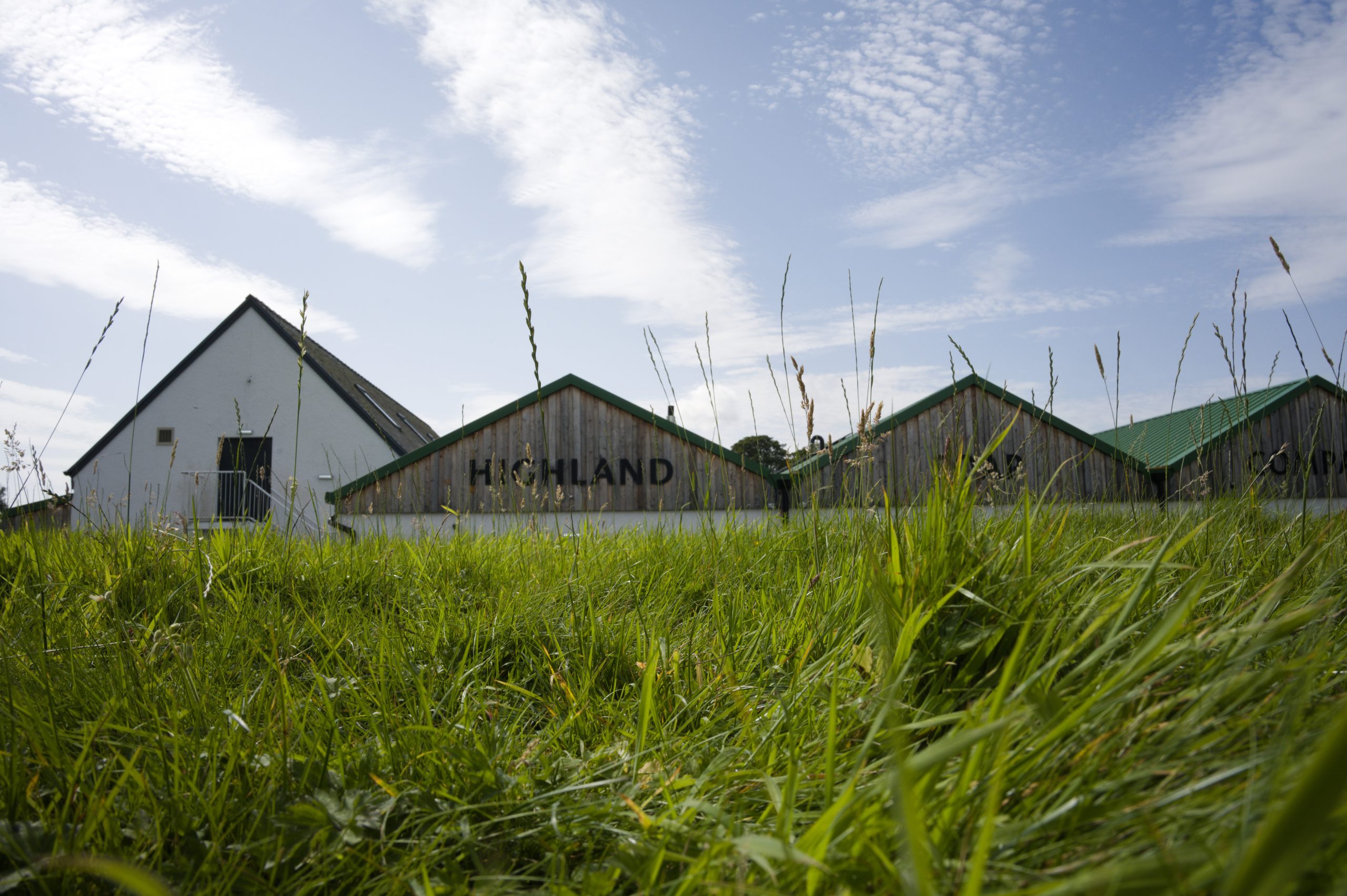 Het gebouw van The Highland Soap Company in Fort William, gezien vanuit het hoge gras