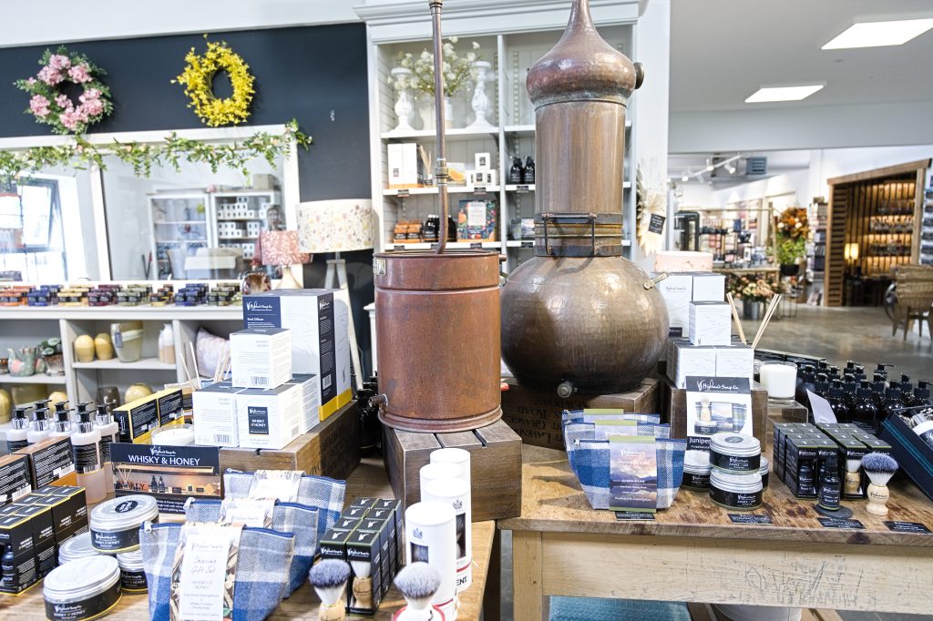 De winkel van The Highland Soap Company met de koperen ketel en de Whisky & Honey-tafel
