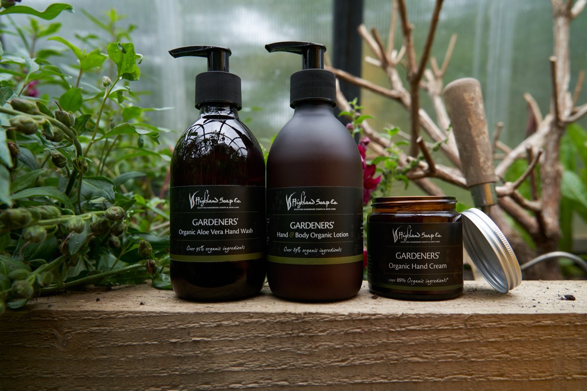 Gardeners handzeep, lotion en hand cream tussen de planten