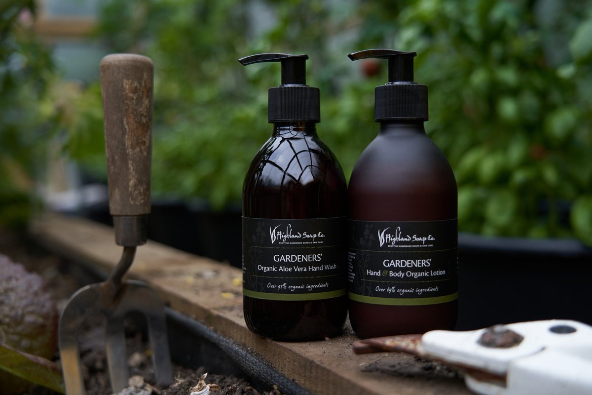 Gardeners handzeep en lotion met een tuinschepje