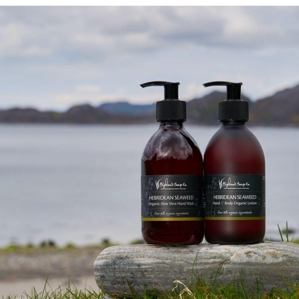 Hebridean Seaweed handzeep en lotion op een rots aan het water