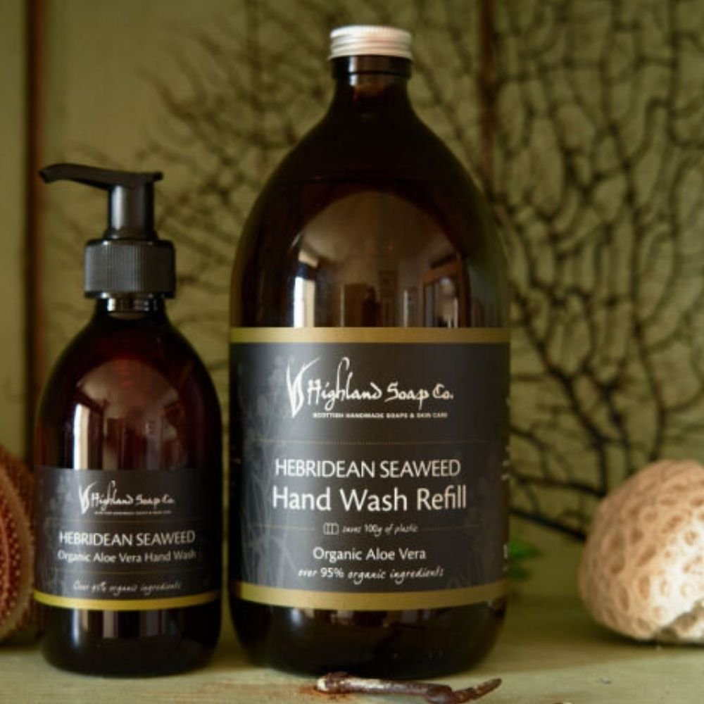 Hebridean Seaweed Navulling Handzeep 1 liter naast de handzeep van The Highland Soap Company, met schelpen Hebridean Seaweed Navulling Handzeep 1 liter naast de handzeep van The Highland Soap Company, met schelpen