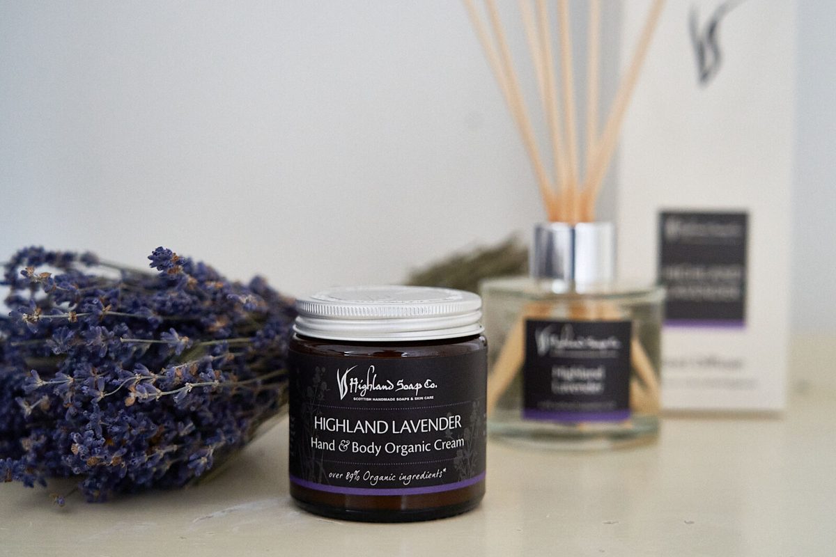 Bosje gedroogde lavendel met Highland Lavender crème en geurstokjes