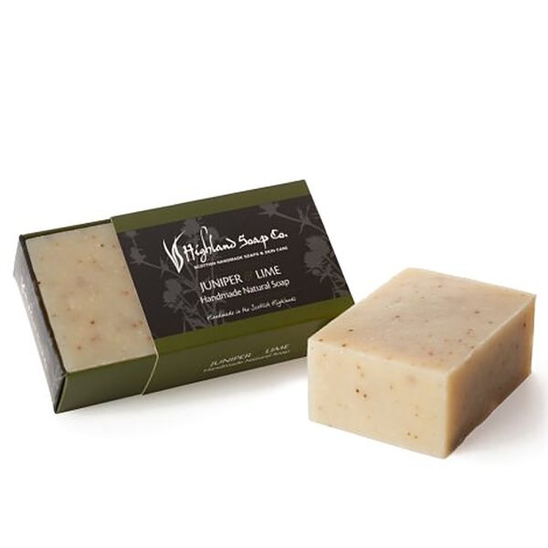 Juniper & Lime ambachtelijke zeep 190 g met verpakking van The Highland Soap Company op een witte achtergrond