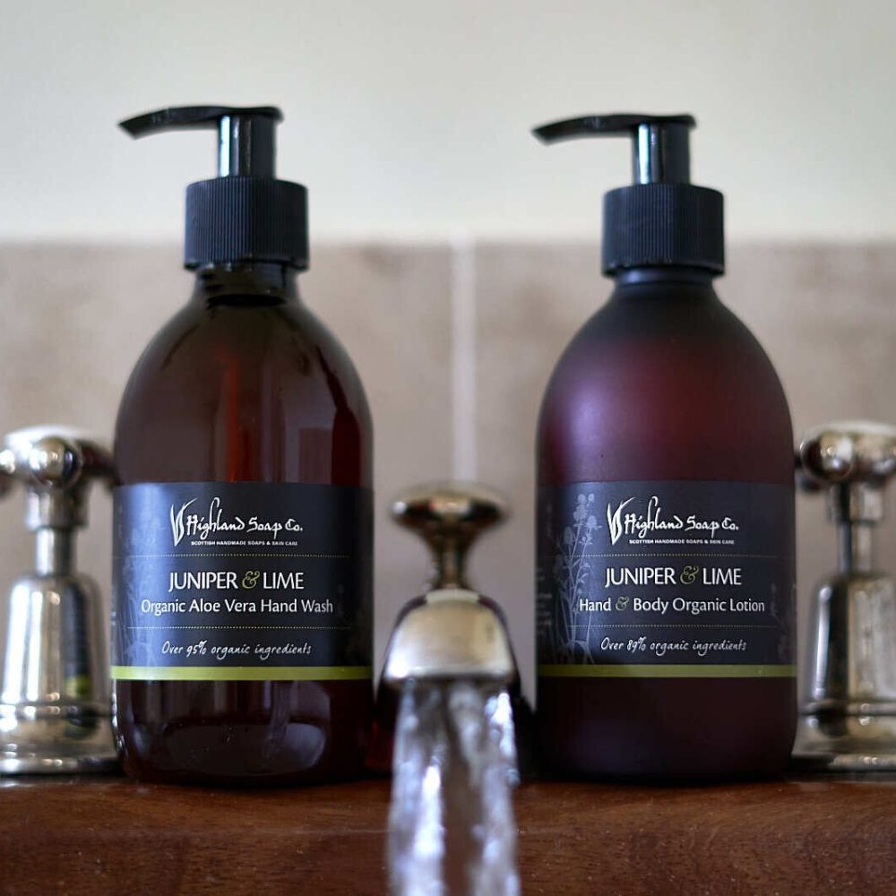 Voordeelset handzeep en hand en body lotion - The Highland Soap Company Juniper & Lime handzeep en hand & body lotion van The Highland Soap Company bij de wastafel
