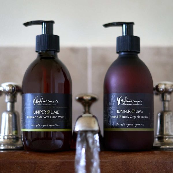 Juniper & Lime handzeep en hand & body lotion van The Highland Soap Company bij de wastafel