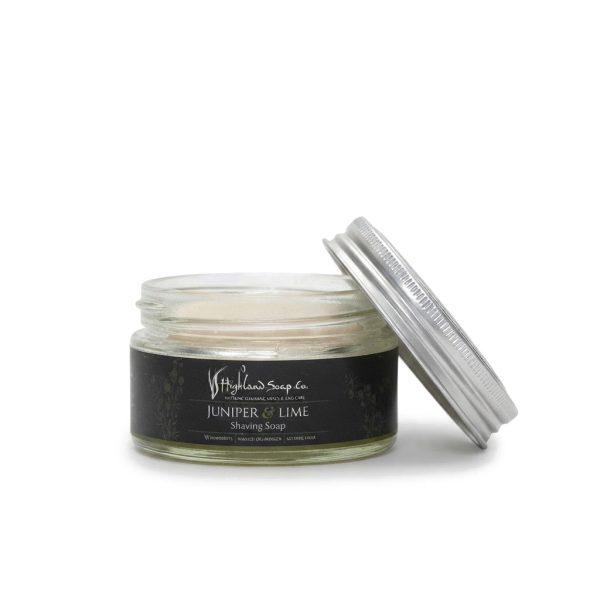 Juniper & Lime scheerzeep in glazen pot met deksel van The Highland Soap Company op een witte achtergrond