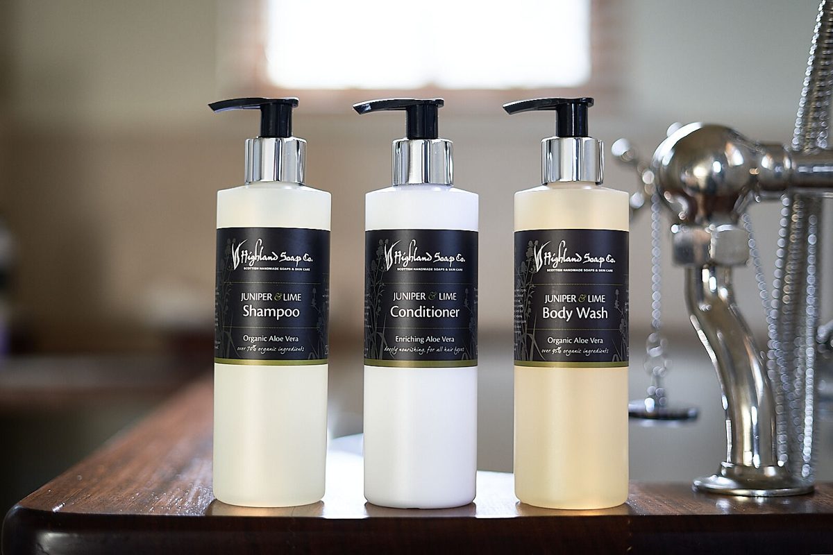 Juniper & Lime shampoo, conditioner en douchegel bij de kraan