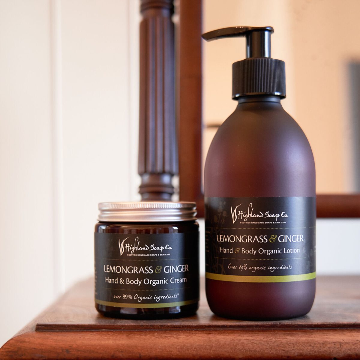 Lemongrass & Ginger hand en body crème en lotion op een houten tafel