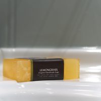 Lemongrass Glycerinezeep van The Highland Soap Company in de badkamer Lemongrass Glycerinezeep van The Highland Soap Company in de badkamer