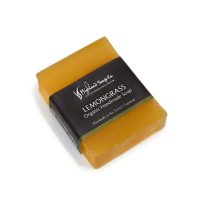 Lemongrass glycerinezeep 150 g – wit Lemongrass glycerinezeep 150 g van The Highland Soap Company op een witte achtergrond