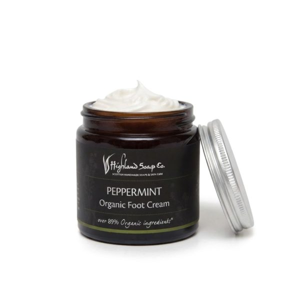 Peppermint voetcrème 120 ml, open pot met deksel, van The Highland Soap Company op een witte achtergrond