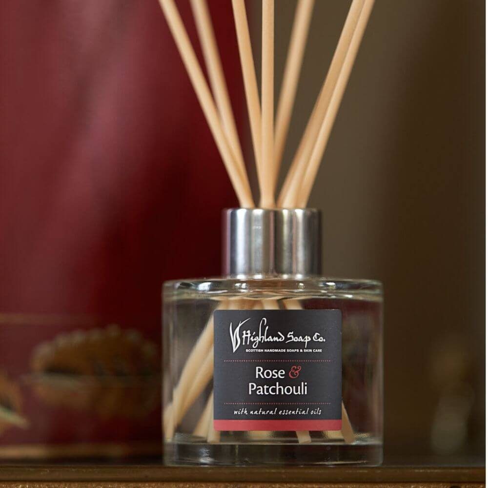 Rose & Patchouli geurstokjes in warm licht
