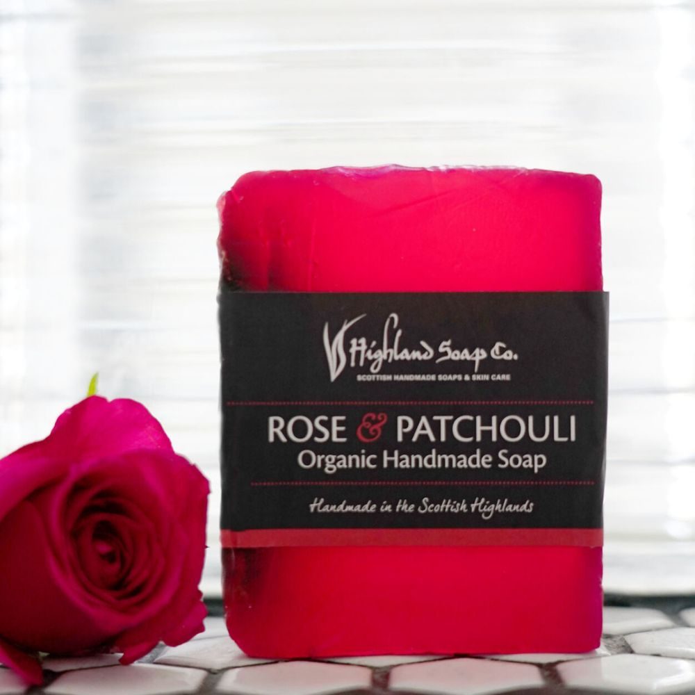 Rose & Patchouli glycerinezeep naast een roze roos