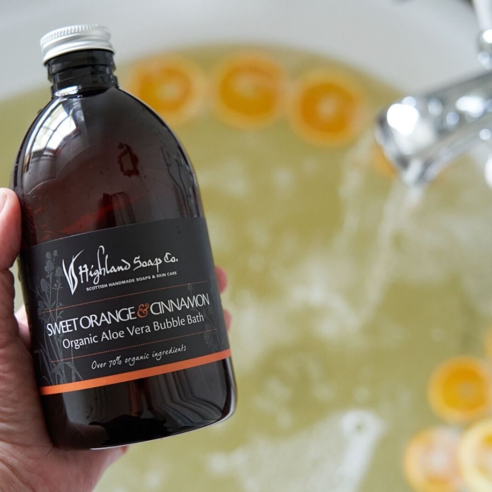 Sweet Orange & Cinnamon badschuim boven een warm bad