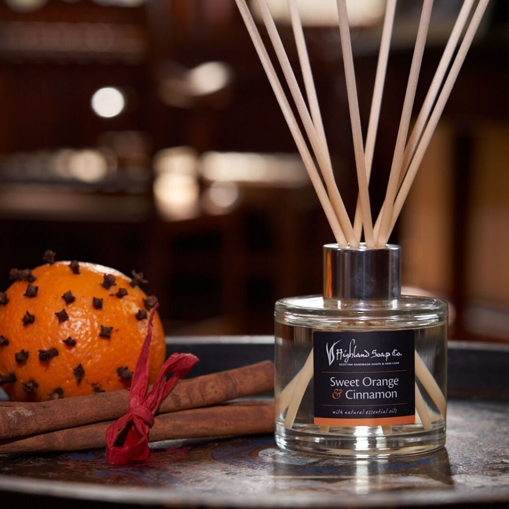 Sweet Orange & Cinnamon geurstokjes met kaneelstokjes en een sinaasappel met kruidnagels