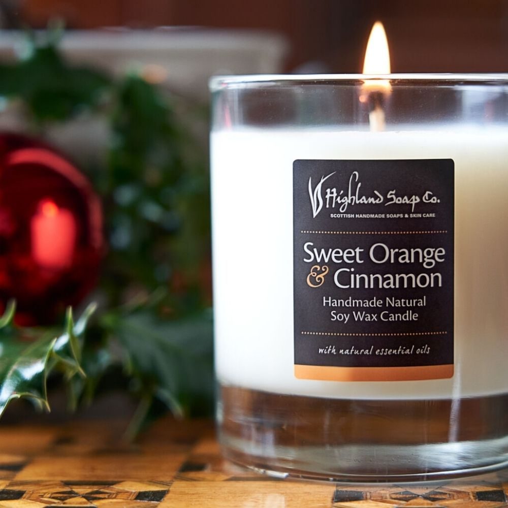 Brandende Sweet Orange & Cinnamon geurkaars in kerstsfeer