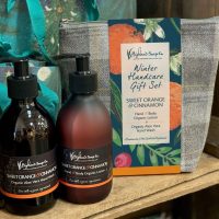 Sweet Orange & Cinnamon Hand & Body Lotion en Vloeibare Handzeep van The Highland Soap Company Sweet Orange & Cinnamon Hand & Body Lotion en Vloeibare Handzeep van The Highland Soap Company