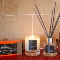 Sweet Orange & Cinnamon Ambachtelijke Zeep van The Highland Soap Company met de geurkaars en geurstokjes