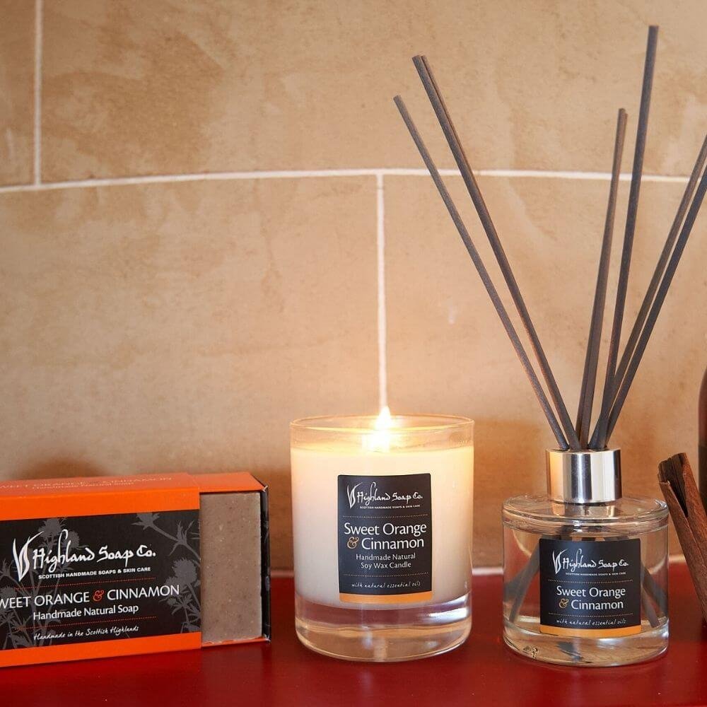Sweet Orange & Cinnamon Ambachtelijke Zeep van The Highland Soap Company met de geurkaars en geurstokjes