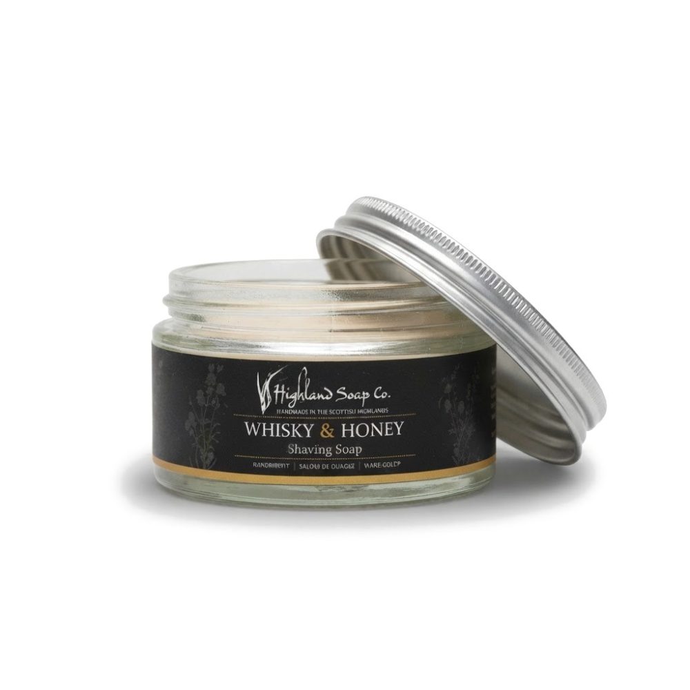 Whisky & Honey scheerzeep in glazen pot met deksel van The Highland Soap Company op een witte achtergrond