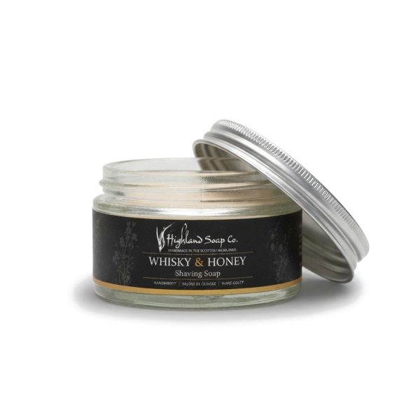 Whisky & Honey scheerzeep in glazen pot met deksel van The Highland Soap Company op een witte achtergrond